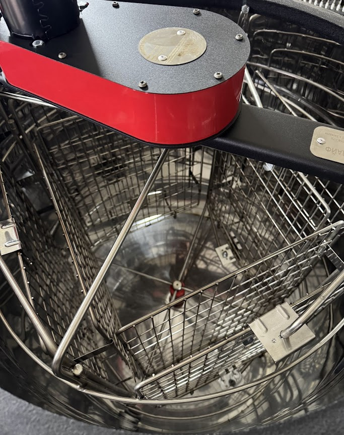 Кассеты в 4-х рамочной медогонке Стрекоза с электрическим приводом Кассеты в 4-х рамочной медогонке Стрекоза с электрическим приводом